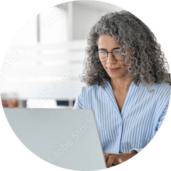 footer_round_womanLaptop