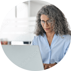 footer_round_womanLaptop
